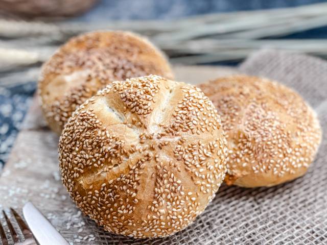 Frische Sesambrötchen vom DER AHLBÄCKER, goldbraun gebacken und mit Sesamsamen bestreut