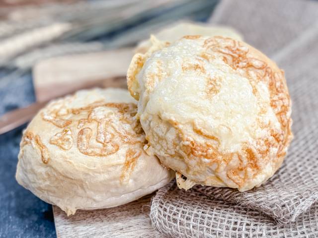Knusprige Käsebrötchen vom DER AHLBÄCKER, goldbraun gebacken und mit geschmolzenem Käse überbacken