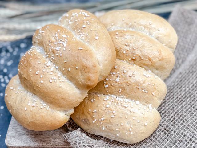 Frisch gebackene Salzbrötchen vom DER AHLBÄCKER, locker und weich, mit knuspriger Kruste und grobem Salz bestreut
