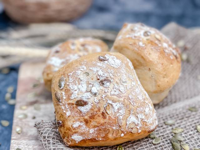 Frisch gebackene Kürbiskernbrötchen vom DER AHLBÄCKER, goldbraun gebacken und mit knackigen Kürbiskernen bestreut