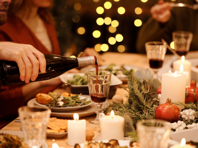 Festlich gedeckter Tisch mit Kerzen und Wein bei einem Hotel-Event im DAS AHLBECK HOTEL & SPA auf Usedom