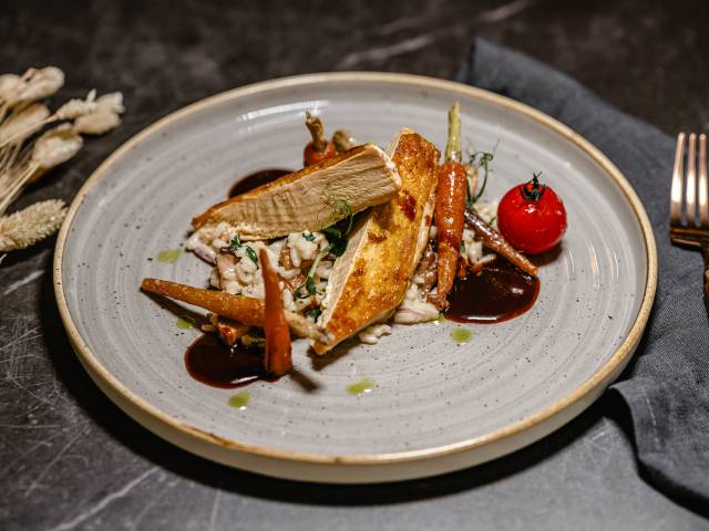 Sous vide gegarte Maishähnchenbrust mit Gemüse und Sauce im Düne 48 Restaurant