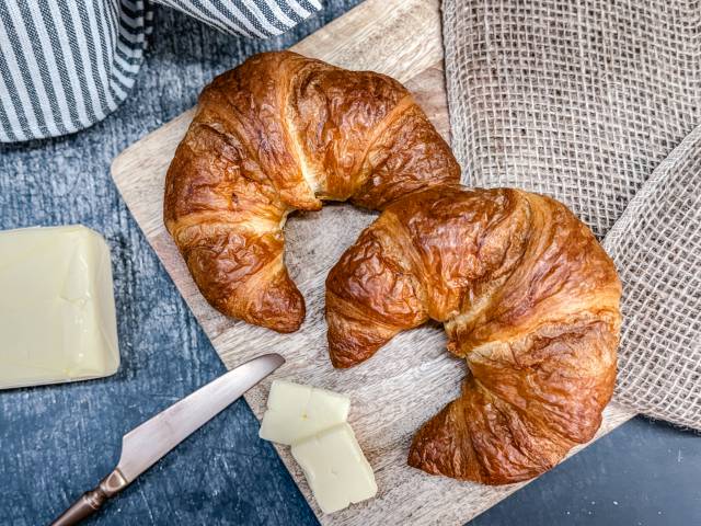 Frisch gebackenes Butter-Croissant vom DER AHLBÄCKER – zartblättrig, goldbraun und buttrig im Geschmack