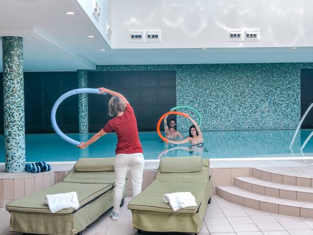Aqua-Fit Training im großen Indoorpool des Das Ahlbeck Hotel & Spa auf Usedom – Gelenkschonende Bewegung im Wasser
