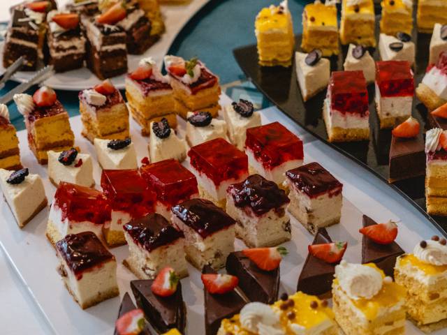 Kuchen- und Törtchenauswahl aus der hauseigenen Bäckerei DER AHLBÄCKER im Das Ahlbeck Hotel & Spa****s