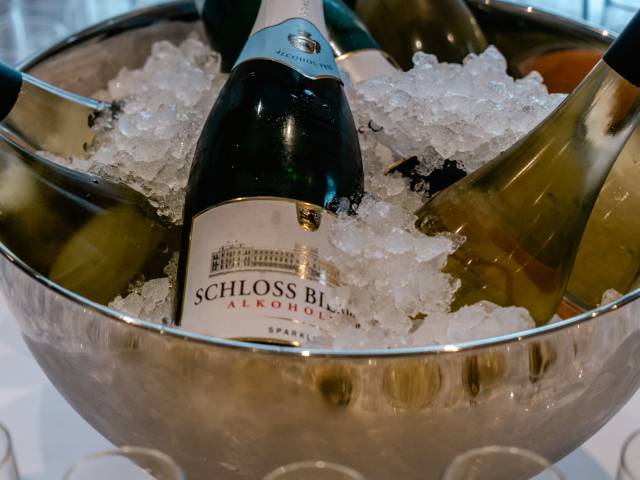 Gekühlte Flaschen alkoholfreien Sekts in einer Silberbowle bei einer Veranstaltung im Das Ahlbeck Hotel & Spa****s
