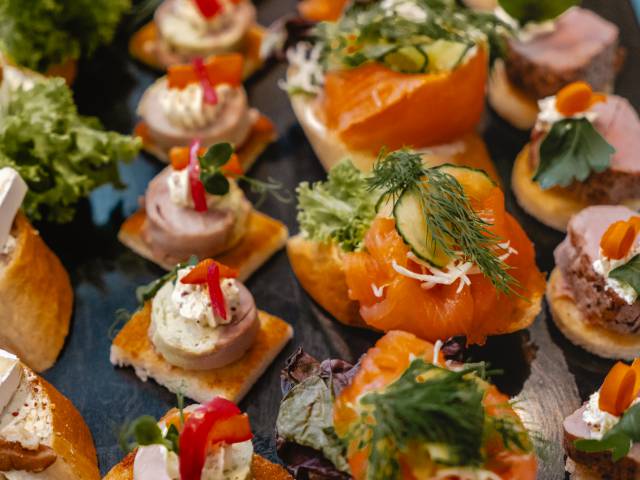 Auswahl an festlich angerichteten Canapés für Veranstaltungen im Das Ahlbeck Hotel & Spa****s