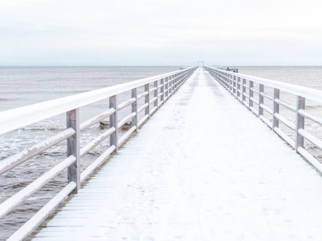Winterlandschaft am Ostseestrand mit der Seebrücke Ahlbeck in den Kaiserbädern