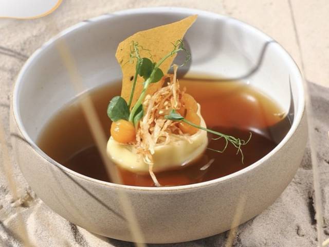 Wildconsommé vom Maibock mit Pasta-Pistazienroulade, Aprikosencreme & Selleriestroh