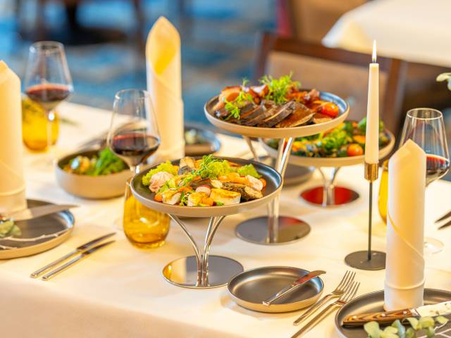 La Tavolata - gedeckte Tafel mit ausgewählten Spezialitäten der Saison in warmen Töpfen und liebevoll angerichteten Platten in der DÜNE 48