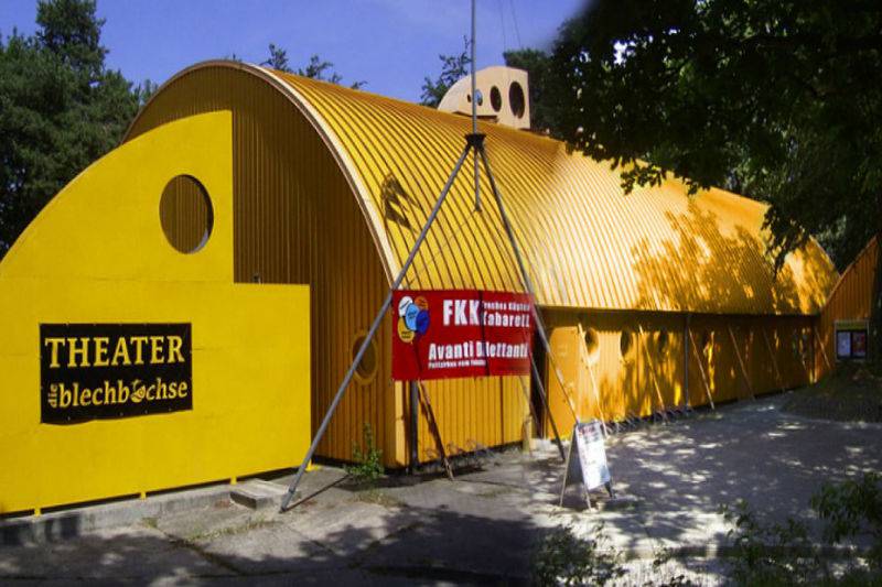 Außenansicht des gelben Theaters Die Blechbüchse in Zinnowitz auf der Ostseeinsel Usedom – markantes Kulturgebäude im Bäderstil