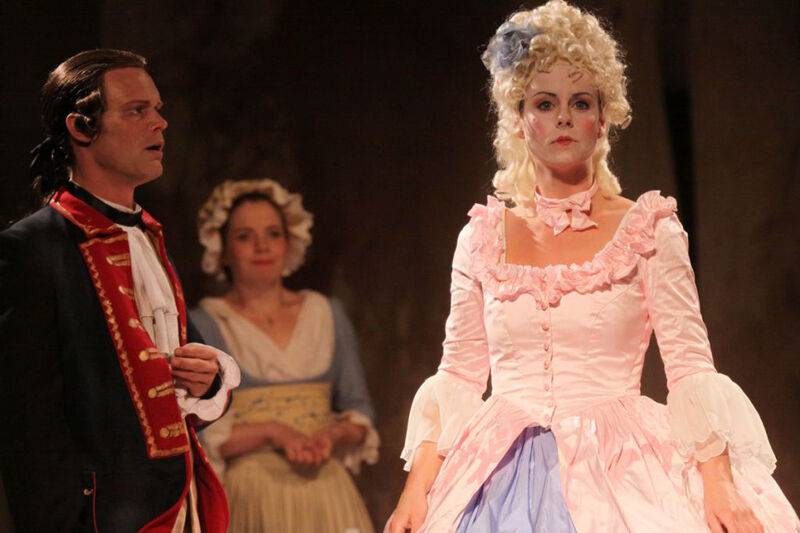 Theaterszene mit Darstellern in historischen Kostümen auf der Bühne bei einer Aufführung von Klassik am Meer auf der Ostseeinsel Usedom