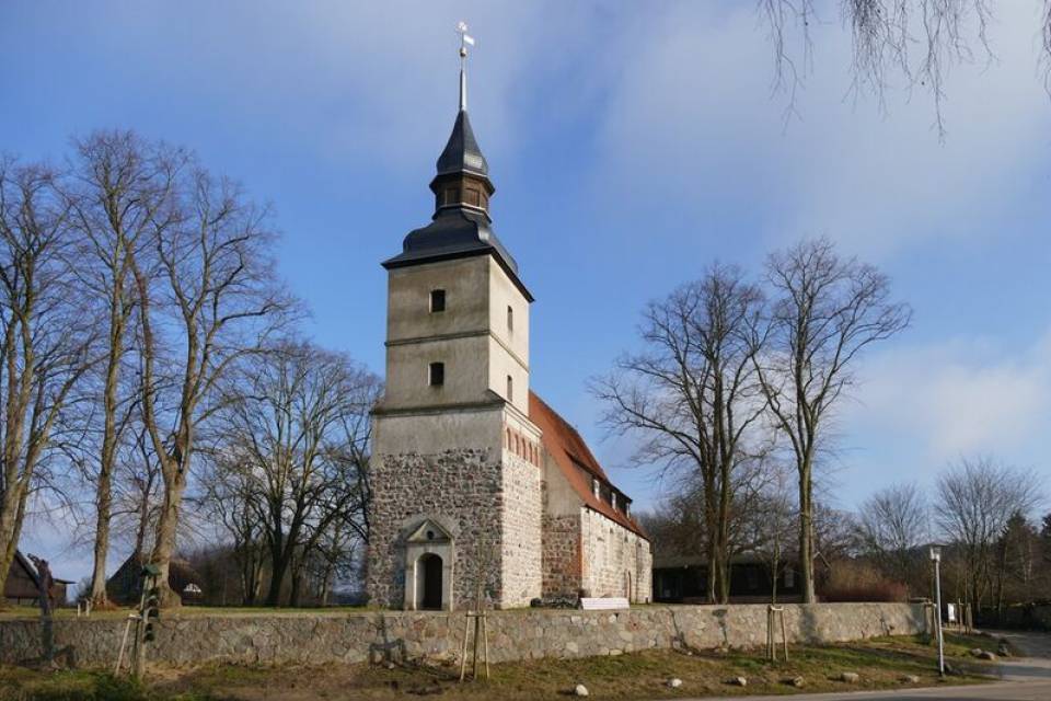 Die historische Kirche von Benz auf der Insel Usedom, ein faszinierendes Ausflugsziel mit mittelalterlichem Charme und umgeben von Bäumen
