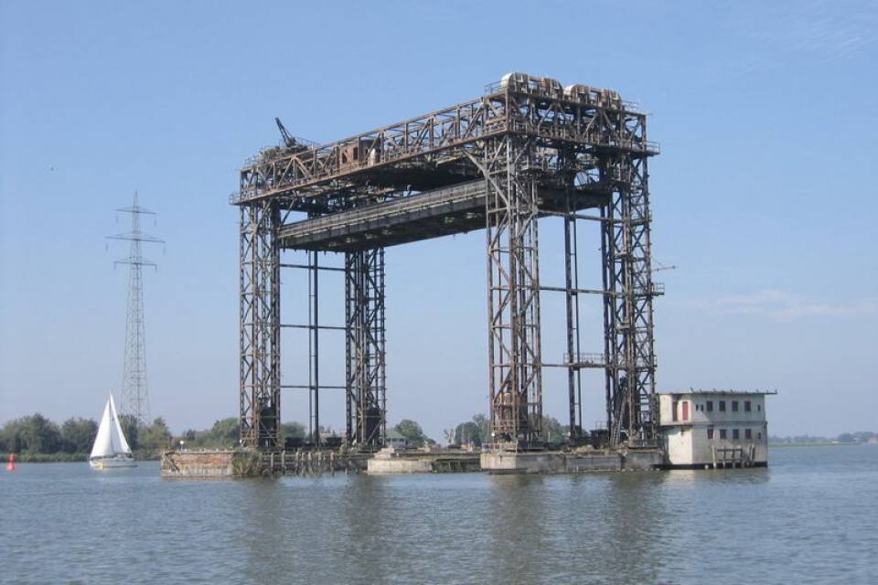 Die historische Hubbrücke in Karnin auf der Insel Usedom, ein faszinierendes Industriedenkmal und Ausflugsziel mit Blick auf den Wasserweg
