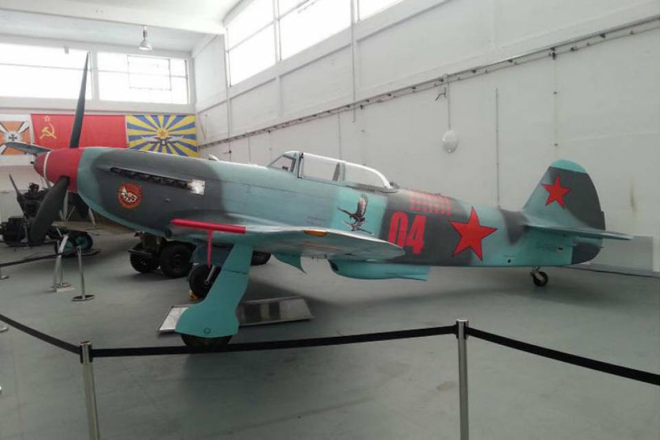 Historisches sowjetisches Jagdflugzeug im Hangar-10-Museum auf der Insel Usedom, ausgestellt in einer Museumshalle