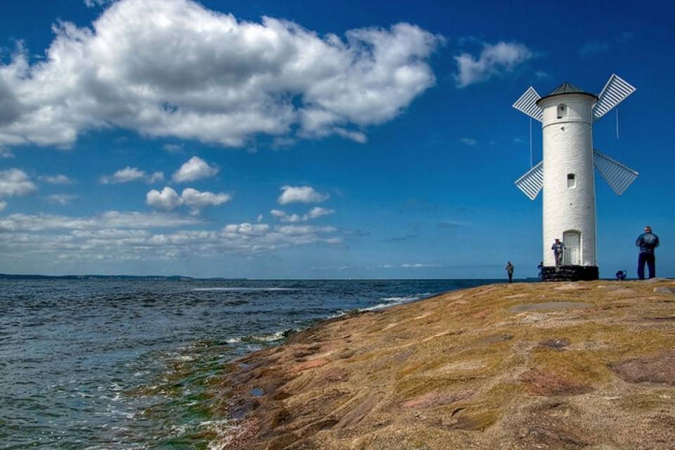 Mühlenbake, 1877 erbaut, markiert zusammen mit der Galeriebake die Swinemünder Fahrrinne. Ihr ununterbrochenes, weißes Sektorenfeuer wurde 1919 in der Höhe verändert.