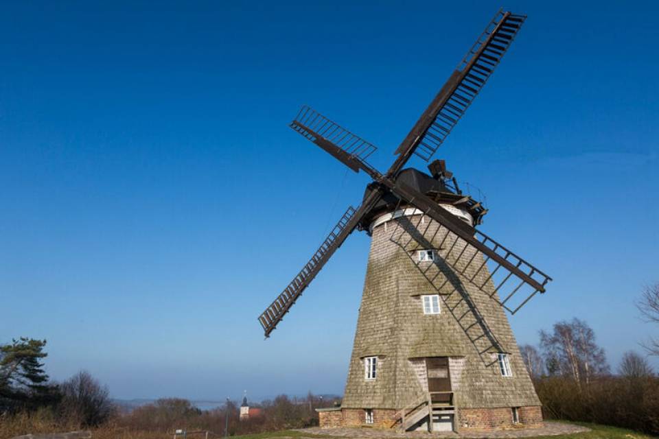Die malerische Holländermühle in Benz auf der Insel Usedom, ein beliebtes Ausflugsziel mit historischem Charme und einzigartiger Architektur