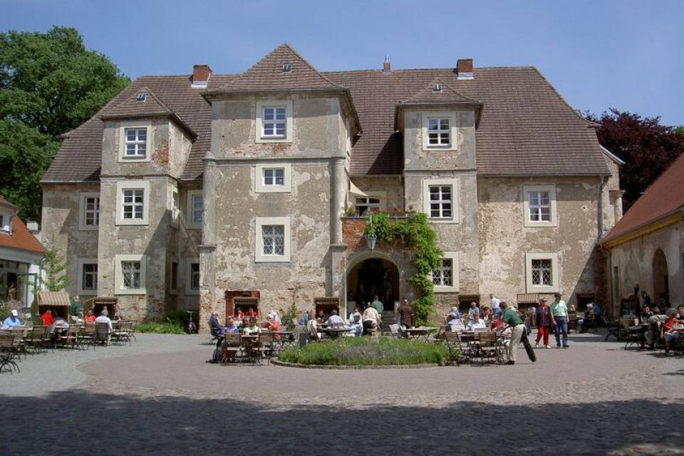 Das Wasserschloss Mellenthin auf der Insel Usedom ist ein historisches Gebäude mit charmantem Innenhof, der heute als beliebtes Ausflugsziel dient. Besucher genießen hier gemütliche Cafés und die einzigartige Atmosphäre dieses kulturellen Wahrzeichens