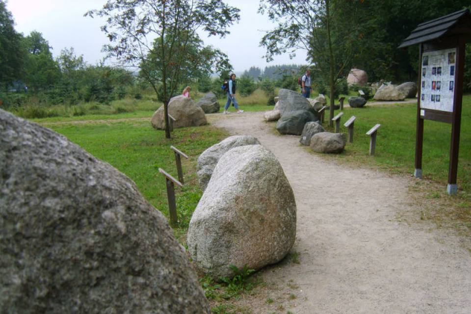 Der Usedomer Gesteinsgarten auf der Insel Usedom bietet eine einzigartige Ausstellung von Natursteinen und Gesteinsformationen, die durch informative Tafeln den Besuchern die geologische Geschichte näherbringt