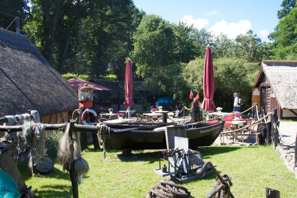 Die Koserower Salzhütten auf der Insel Usedom bieten einen Einblick in die historische Salzgewinnung und sind ein charmantes Ausflugsziel mit traditionellem Ambiente und maritimen Flair