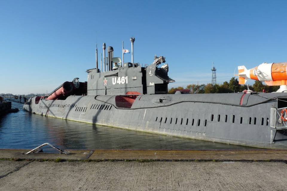 Das U-Boot Museum in Peenemünde auf der Insel Usedom zeigt das ehemalige russische U-Boot U461. Es bietet Besuchern die Möglichkeit, mehr über die Geschichte der Seefahrt und U-Boote zu erfahren und eine authentische Exponatbesichtigung zu erleben