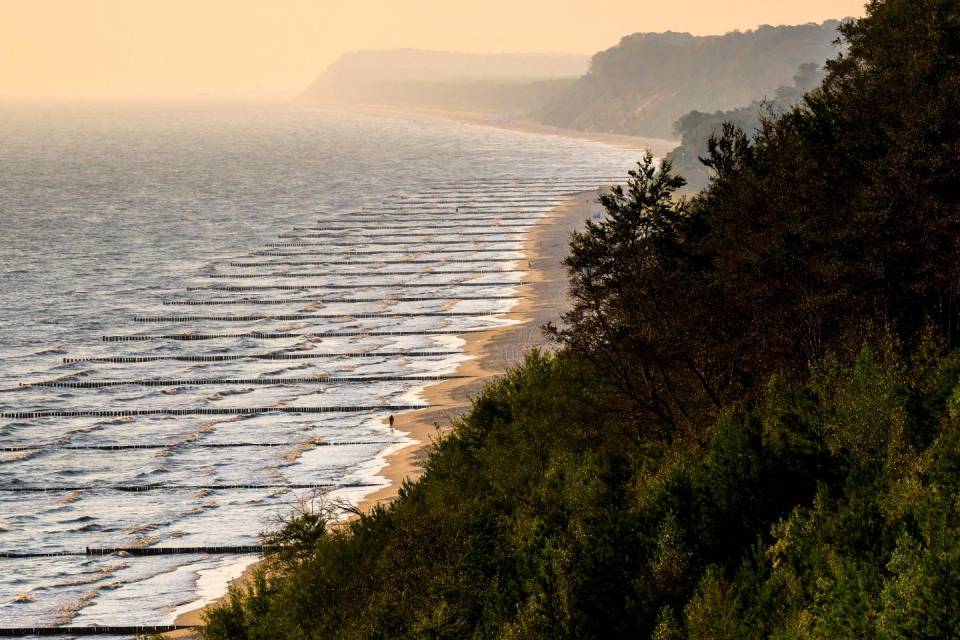 Der Streckelsberg auf der Insel Usedom bietet einen herrlichen Blick auf die Ostsee und ist ein ideales Ausflugsziel für Naturliebhaber. Die faszinierende Brandung und die malerische Aussicht auf das Meer laden zu ausgiebigen Spaziergängen ein