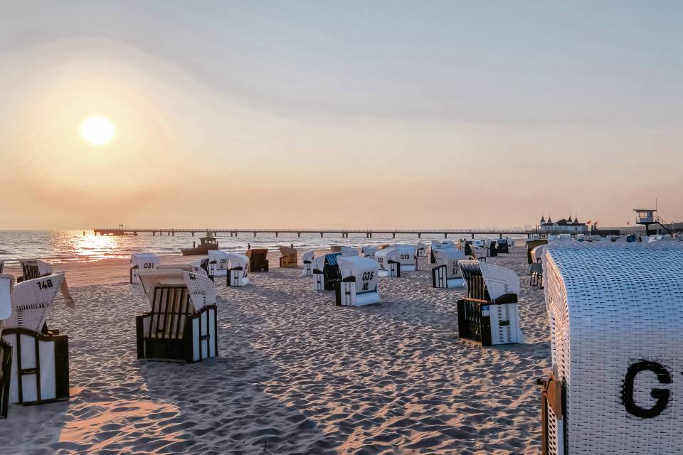 Strand Seebad Ahlbeck mit Ahlbecker Seebrücke, Ostsee Sonnenaufgang und Strandkörben