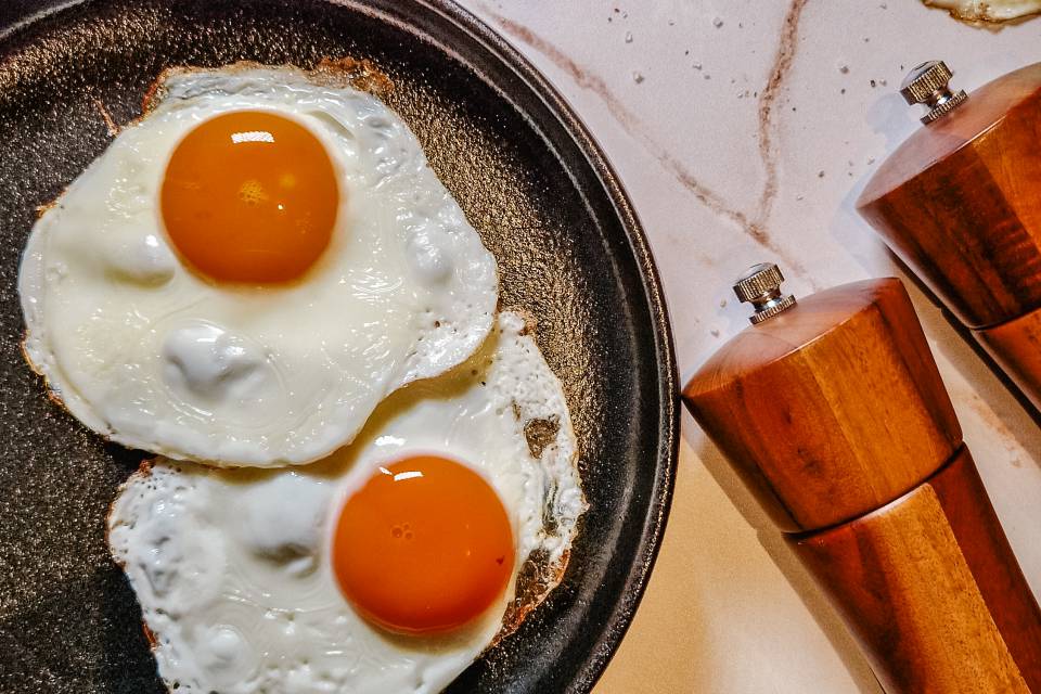 Frisch zubereitete Spiegeleier mit leuchtend gelbem Eigelb, stilvoll angerichtet am Frühstücksbuffet im DAS AHLBECK HOTEL & SPA
