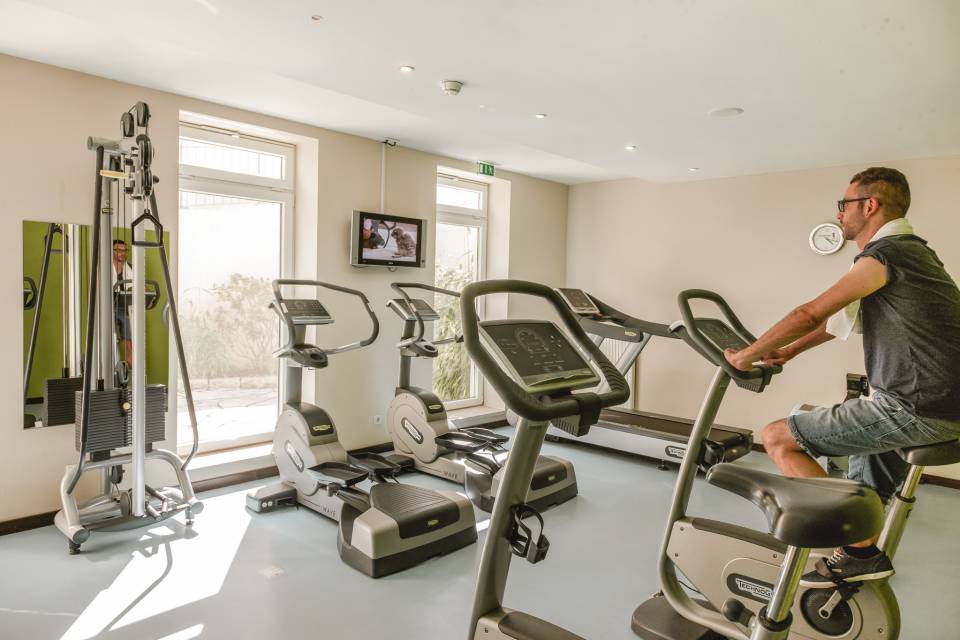 Fitness-Bereich im Das Ahlbeck Hotel & Spa auf Usedom mit modernen Technogym-Geräten und Cardio-Training