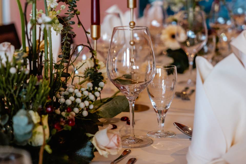 Festlich gedeckte Tafel mit Blumenarrangement, Kerzen und Weingläsern für Veranstaltungen im Das Ahlbeck Hotel & Spa****s