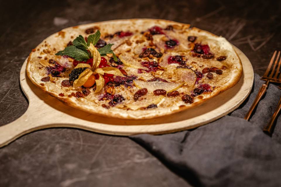 Herzhafter Flammkuchen mit Brie und fruchtigem Topping im Restaurant Günter’s.