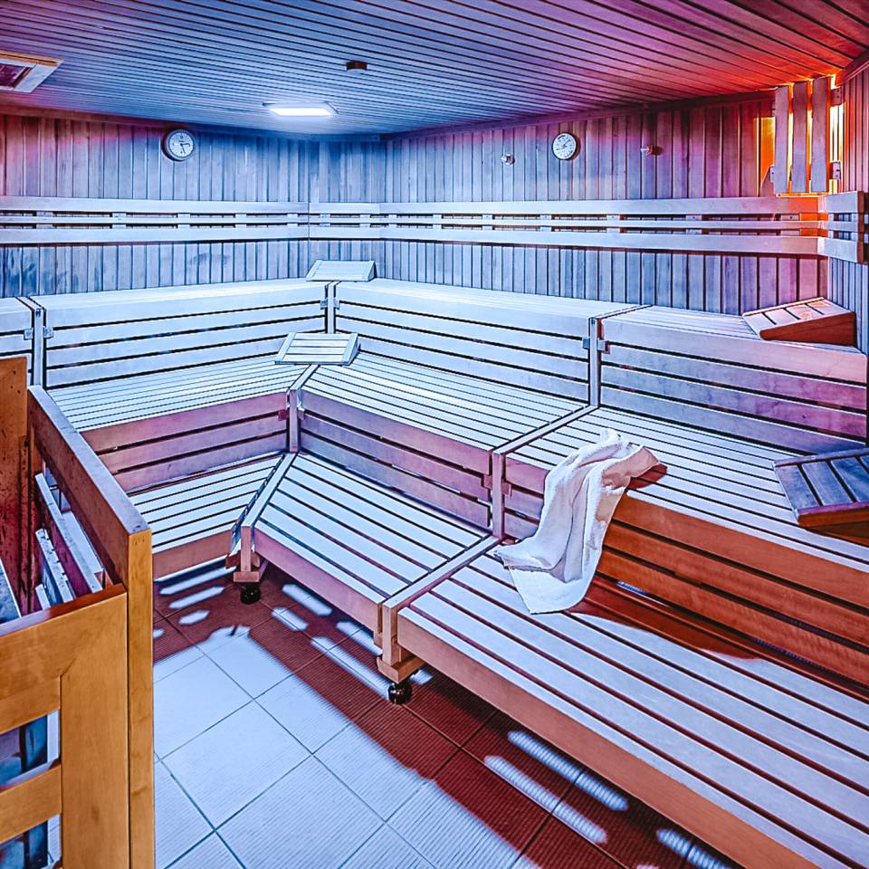 Modernes Sanarium im Spa & Meer des Das Ahlbeck Hotel & Spa****S mit gemütlichen Holzbänken und warmer Lichtstimmung