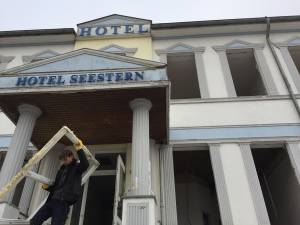 Hinter die Fassade geschaut Symbolfoto