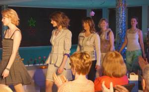 Mit neuen Kleidern in den Frühling Symbolfoto