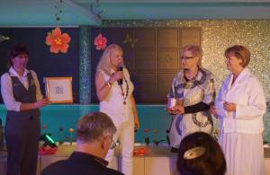 Mit neuen Kleidern in den Frühling Symbolfoto