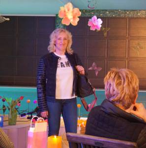 Mit neuen Kleidern in den Frühling Symbolfoto