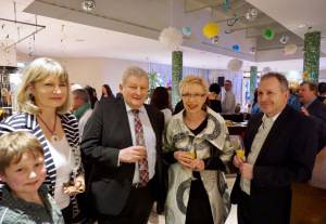 Mit neuen Kleidern in den Frühling Symbolfoto