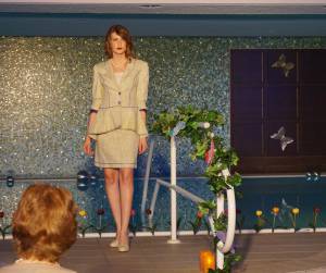 Mit neuen Kleidern in den Frühling Symbolfoto