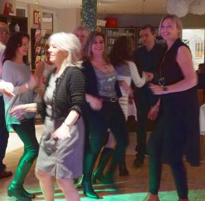 Mit neuen Kleidern in den Frühling Symbolfoto