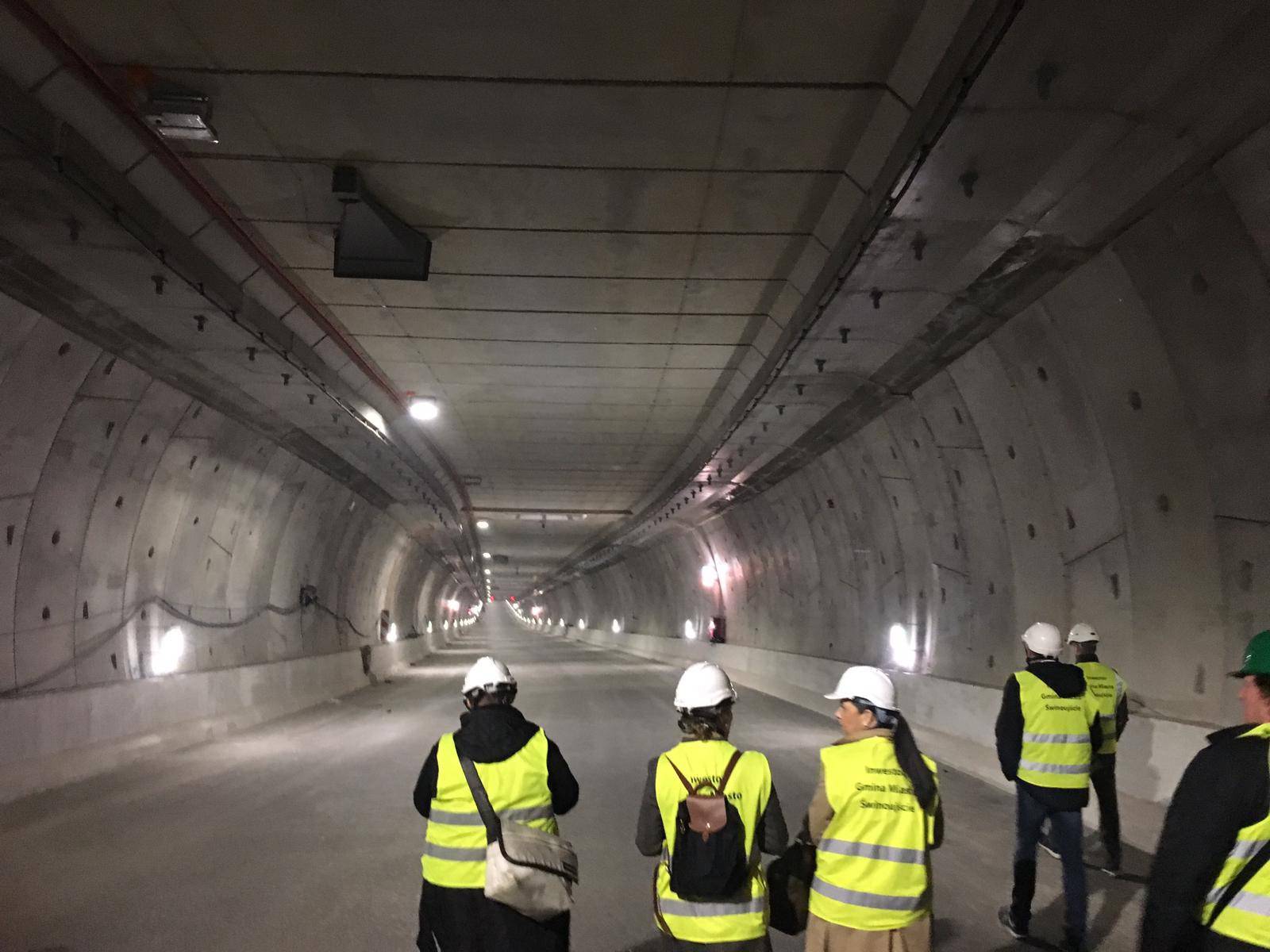 Live im dem Swinetunnel Symbolfoto