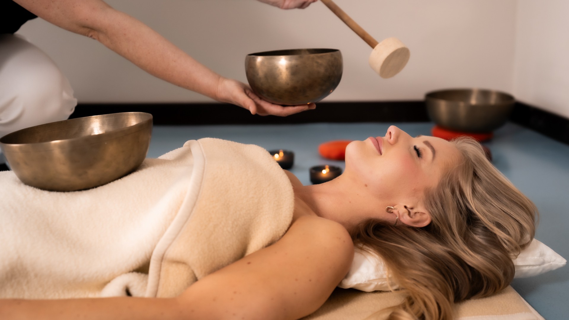 Entspannungsanwendung „Einklang in den Morgen“ mit Klangschalen im SPA de luxe des Das Ahlbeck Hotel & Spa****s