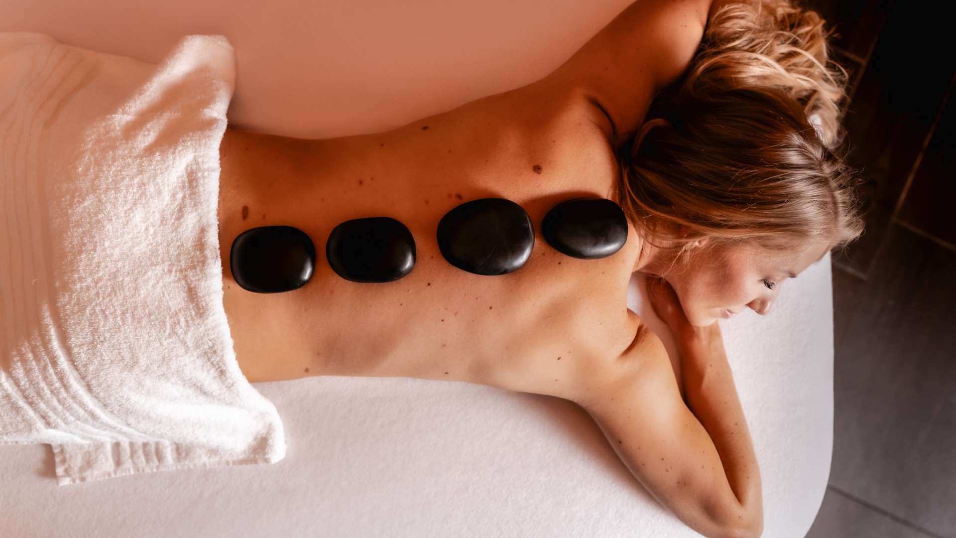 Warmsteinmassage im Day SPA des Das Ahlbeck Hotel & Spa auf Usedom – Entspannung mit Hot Stones