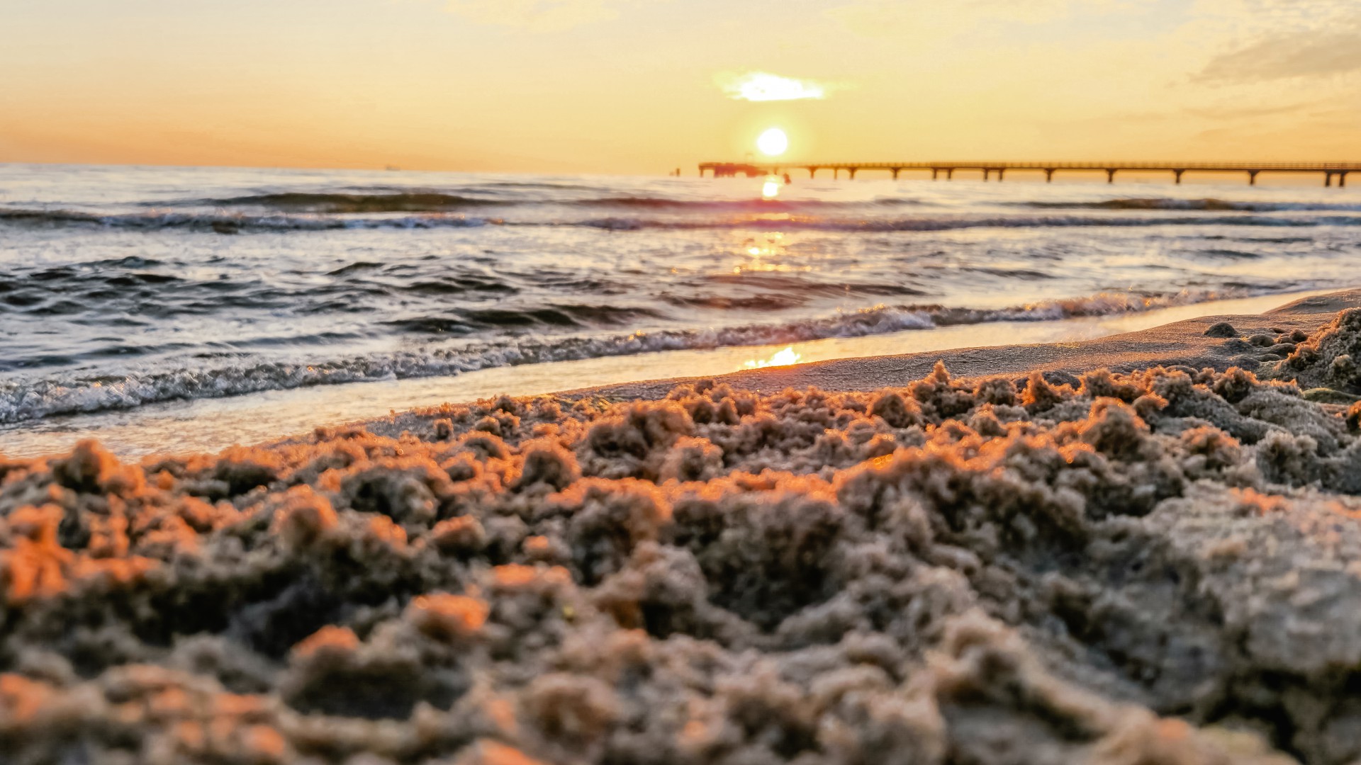 Winterlicher Ostseestrand mit Sonnenaufgang und Blick auf die Seebrücke Ahlbeck.
