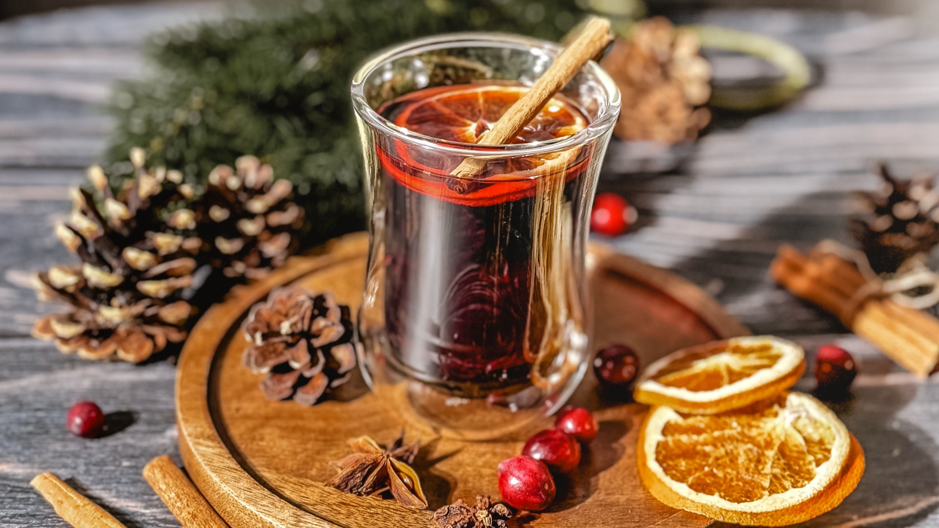 Heißer Glühwein im doppelwandigen Glas mit Zimtstange, Orangenscheiben und winterlichen Gewürzen – serviert im Günter’s im DAS AHLBECK HOTEL & SPA