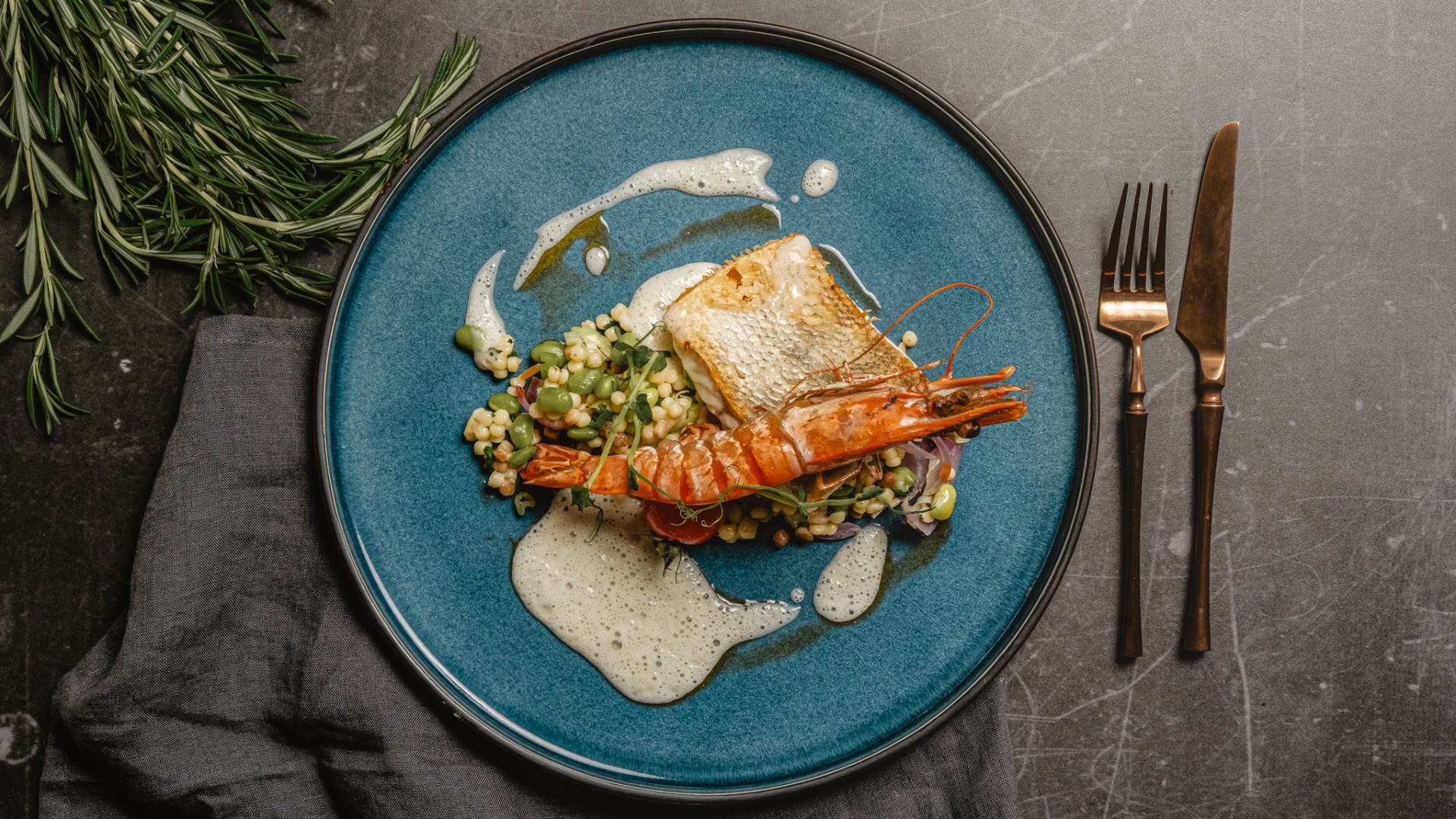 Gebratenes Zanderfilet mit Garnele mit einen Pot au feu von Edamame Bohnen, Porree und geröstetem Fregola im Restaurant Düne 48