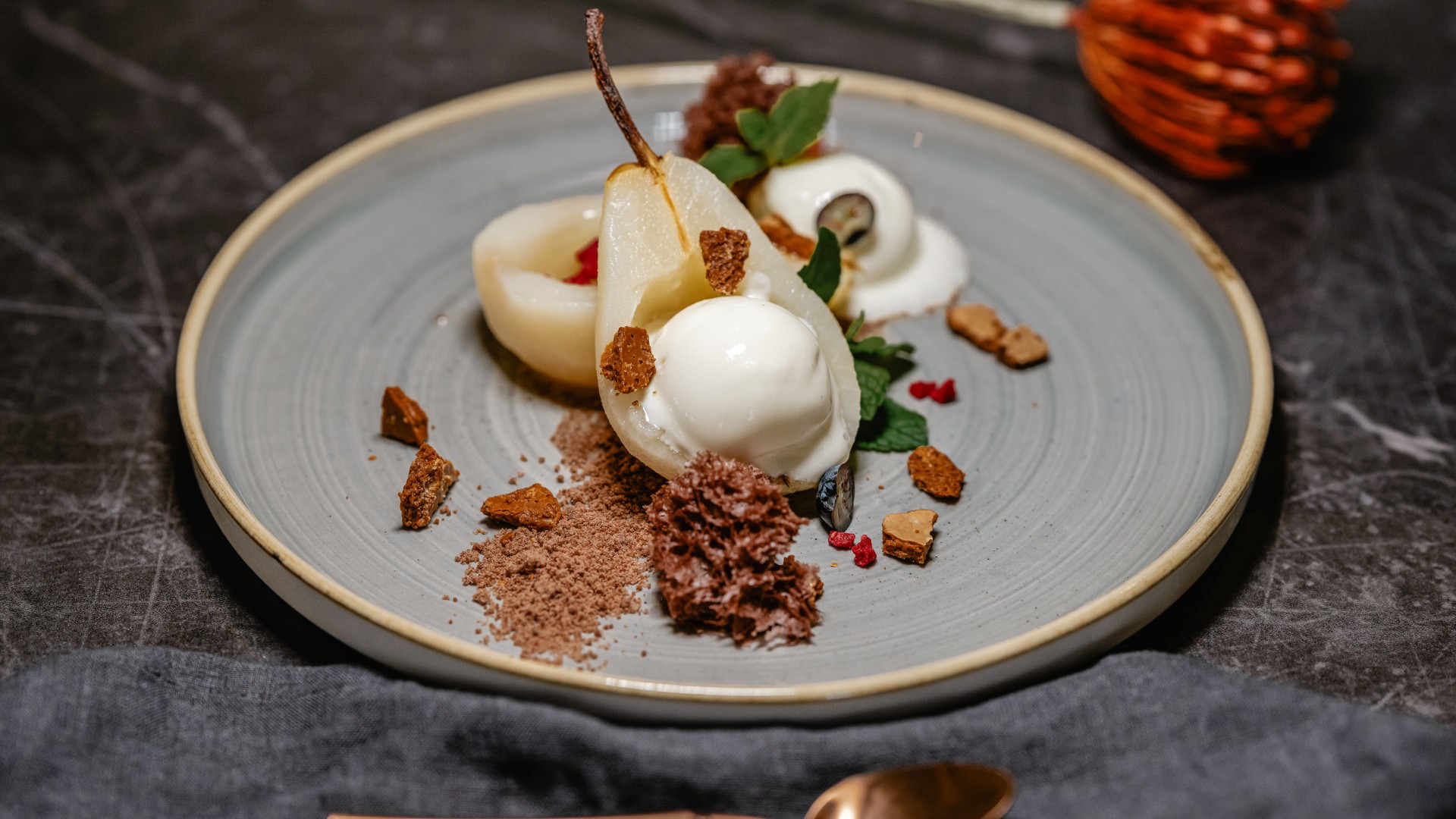 Pochierte Birne nach Art Birne Helene mit Vanilleeis im Restaurant Düne 48 im DAS AHLBECK HOTEL & SPA