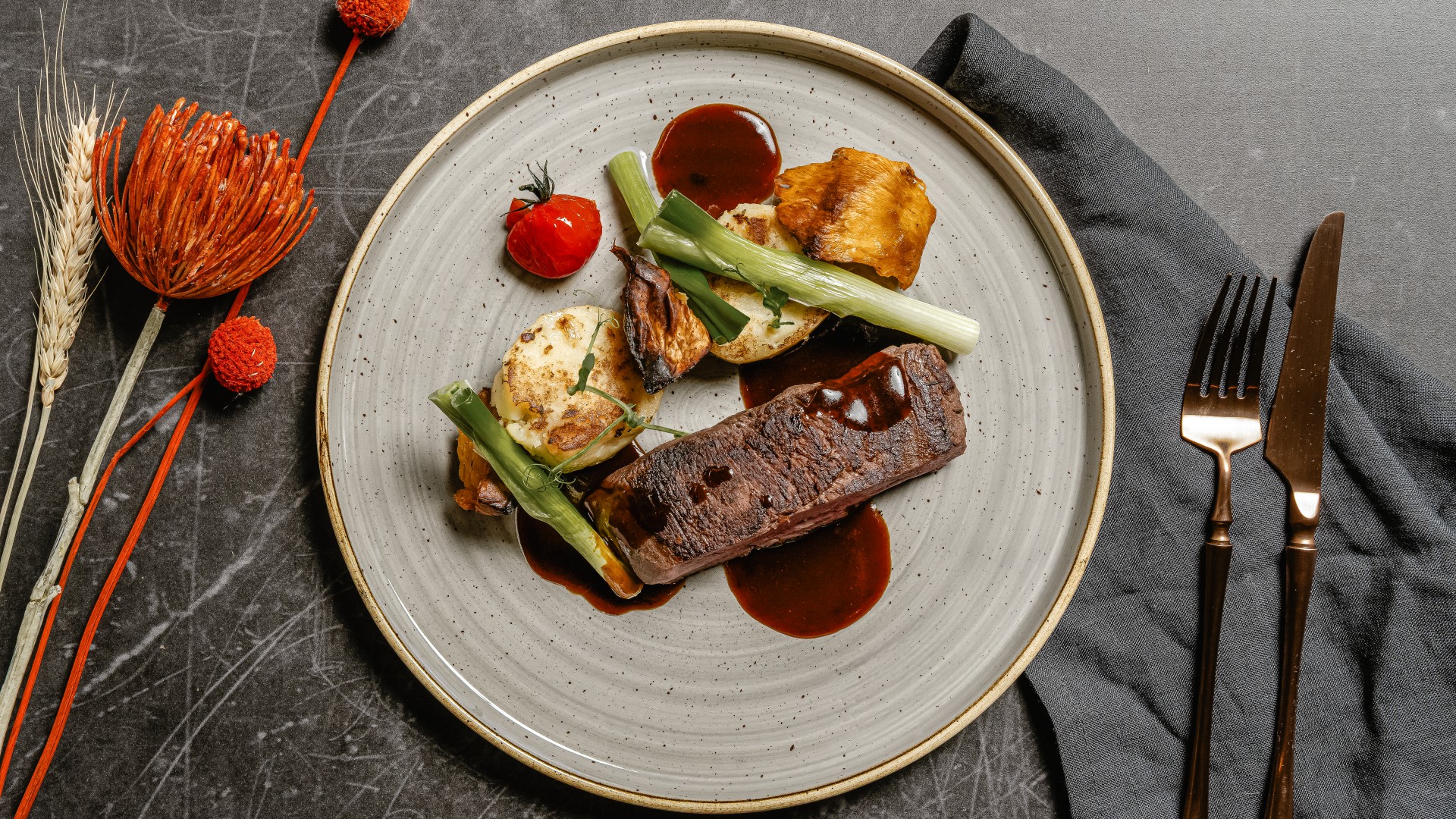 Sous-vide gegarte Hirschhüfte im Restaurant Düne 48, angerichtet mit Gemüse, Kartoffeln auf einem modernen Teller