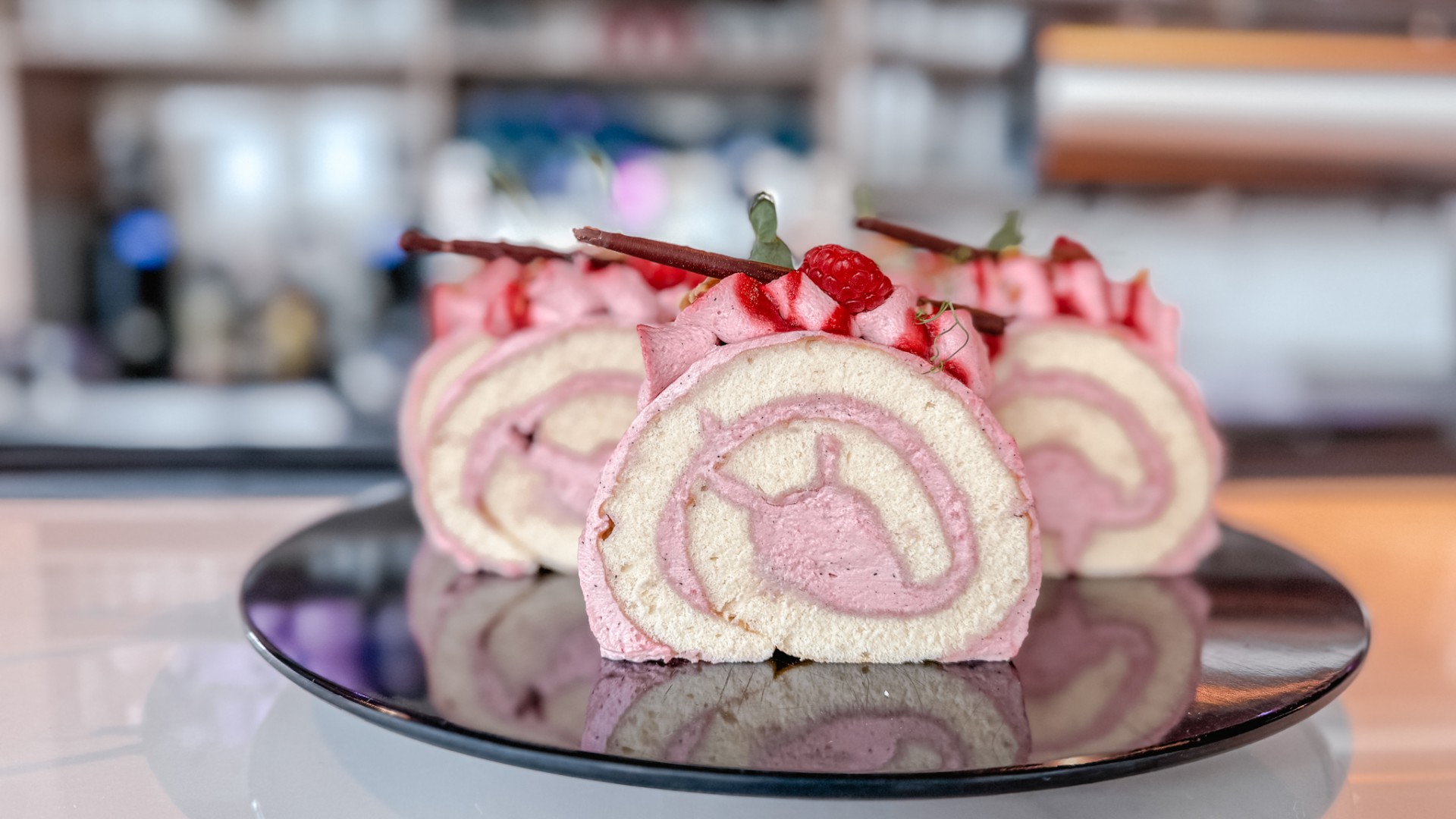 Saftige Himbeerroulade mit rosa Cremefüllung und frischen Himbeeren – Dessert im DAS AHLBECK HOTEL & SPA