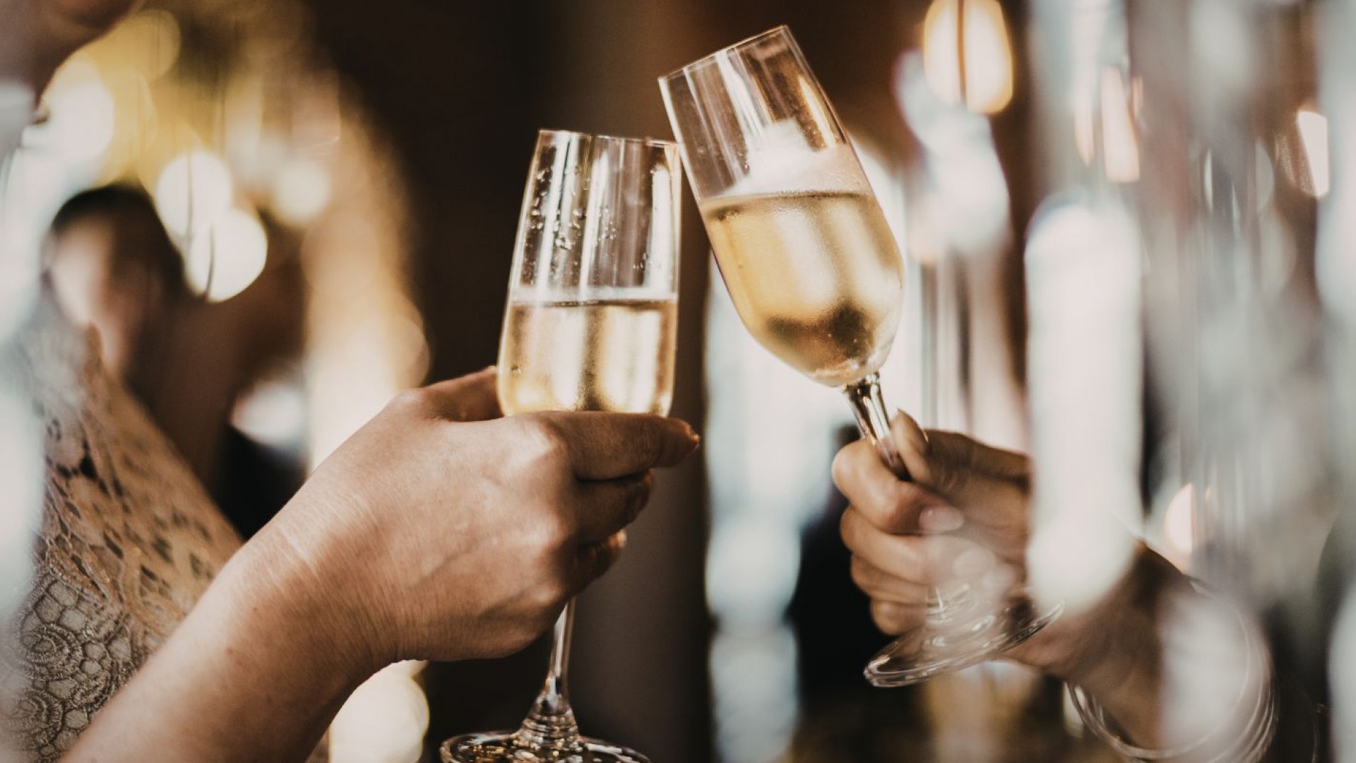 Zwei Personen stoßen im Das Ahlbeck Hotel & Spa****s auf Usedom mit Champagnergläsern bei einem Event an