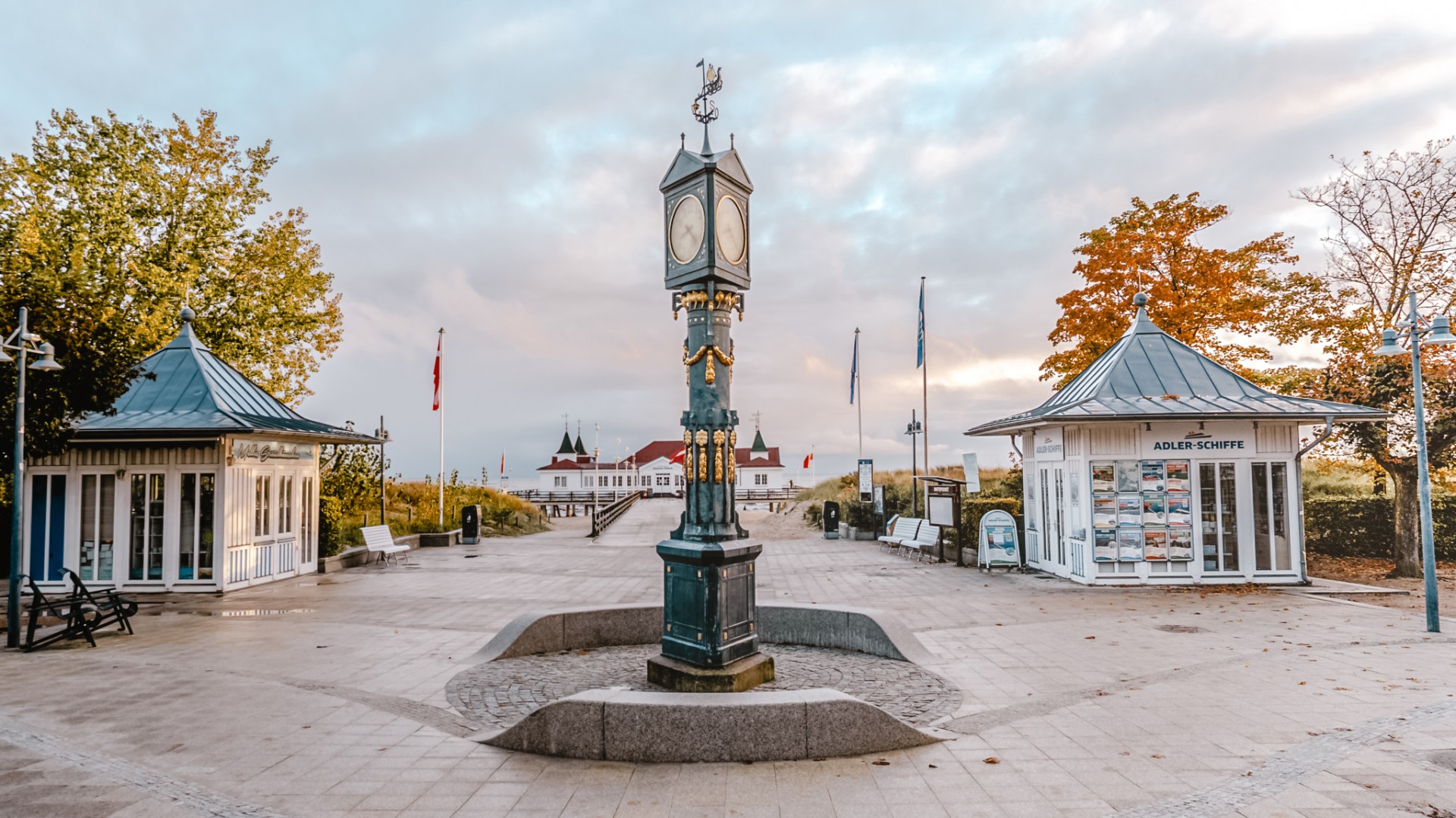 Historische Uhr auf der Promenade in Ahlbeck mit Blick auf die Seebrücke und die Ostsee im Hintergrund
